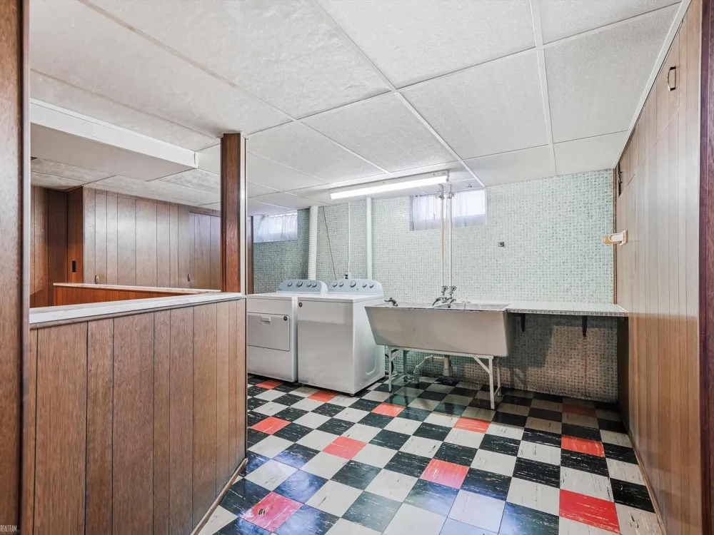 20712 Lancaster Street Harper Woods City, MI 48225