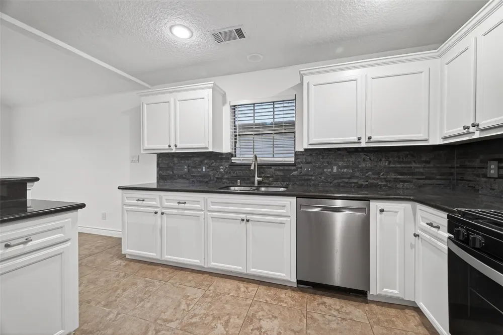 16 Curlew Street La Marque, TX 77568