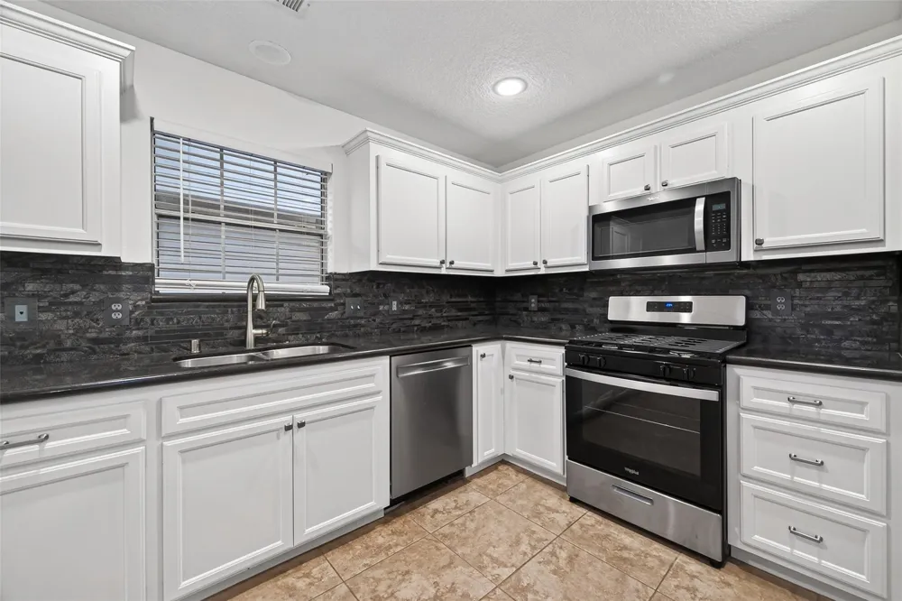 16 Curlew Street La Marque, TX 77568