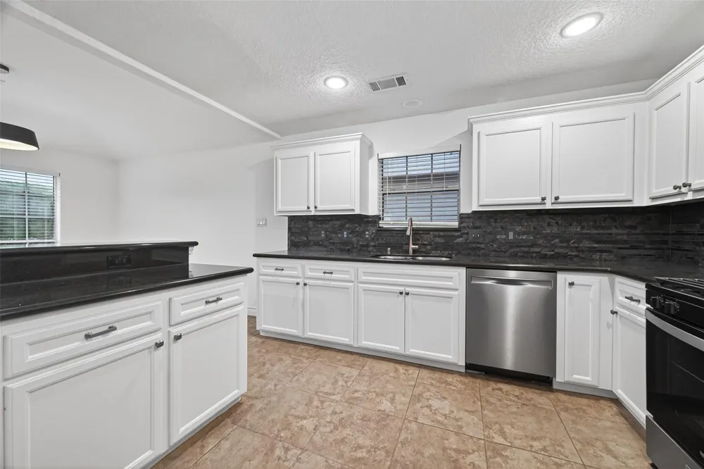 16 Curlew Street La Marque, TX 77568