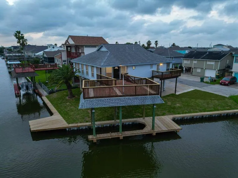 16 Curlew Street La Marque, TX 77568