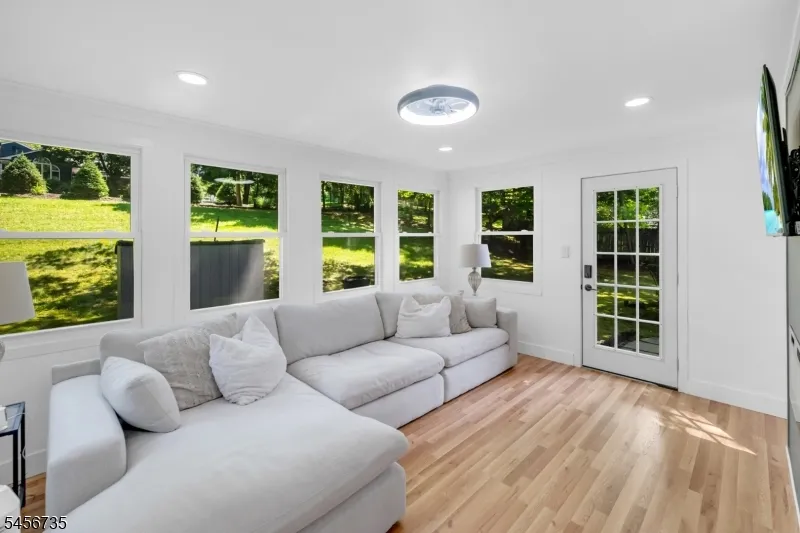 25 Windsor Ct Norwood, NJ 07648