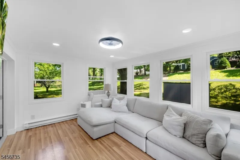 25 Windsor Ct Norwood, NJ 07648