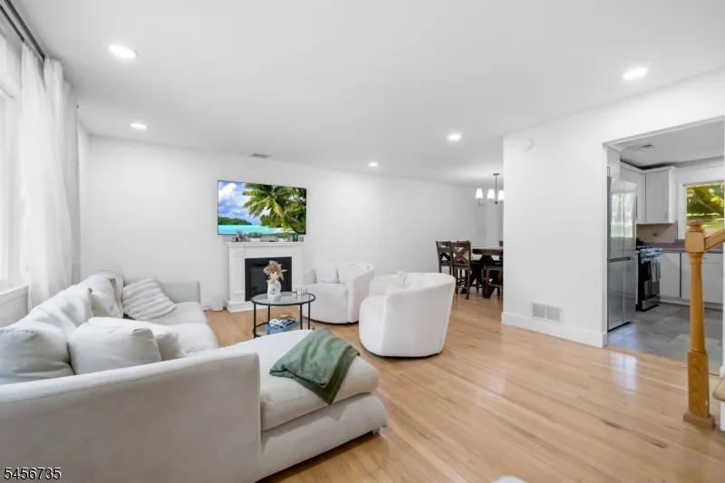 25 Windsor Ct Norwood, NJ 07648