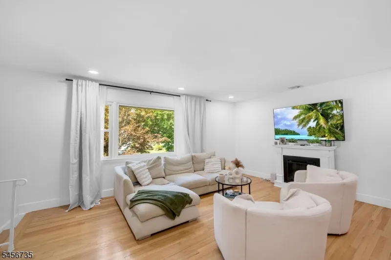 25 Windsor Ct Norwood, NJ 07648