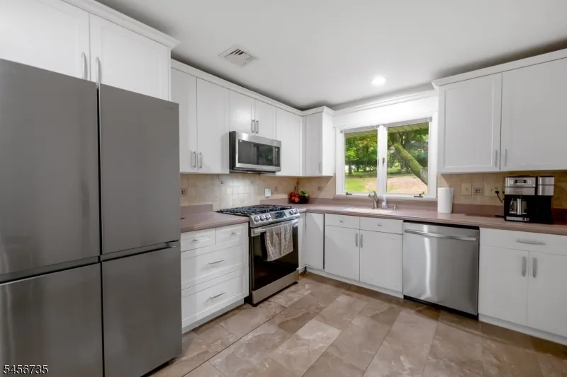 25 Windsor Ct Norwood, NJ 07648