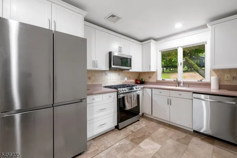 25 Windsor Ct Norwood, NJ 07648