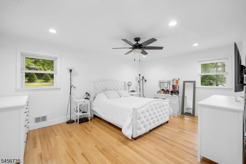 25 Windsor Ct Norwood, NJ 07648