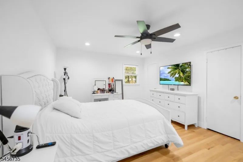 25 Windsor Ct Norwood, NJ 07648