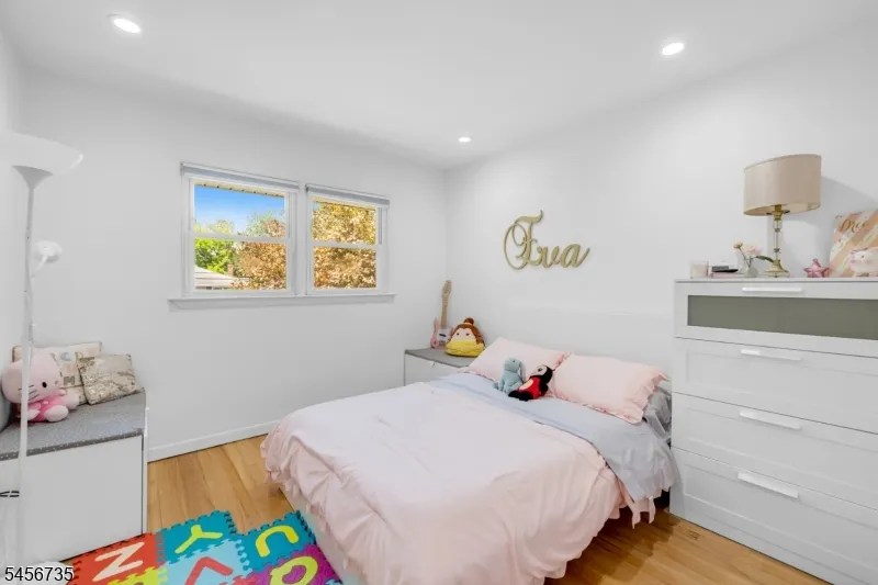 25 Windsor Ct Norwood, NJ 07648