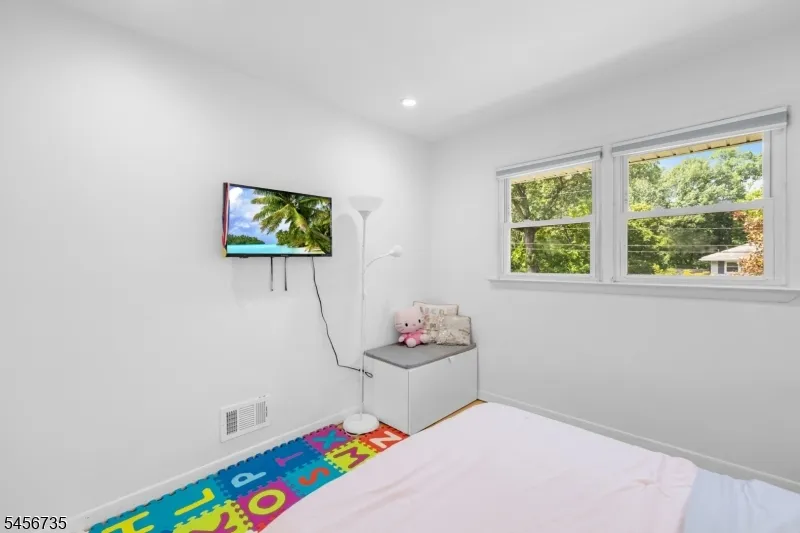 25 Windsor Ct Norwood, NJ 07648