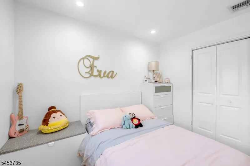 25 Windsor Ct Norwood, NJ 07648