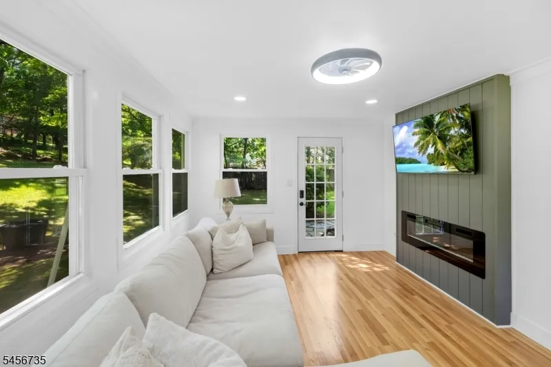 25 Windsor Ct Norwood, NJ 07648