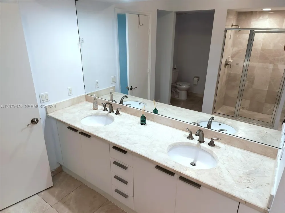 14951 Royal Oaks Ln #1006 North Miami, FL 33181