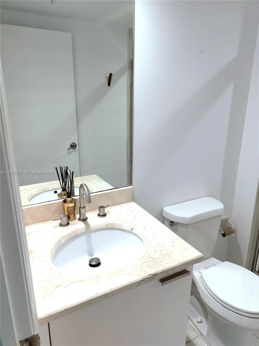 14951 Royal Oaks Ln #1006 North Miami, FL 33181