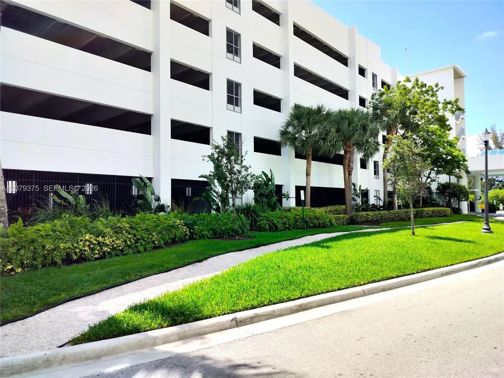 14951 Royal Oaks Ln #1006 North Miami, FL 33181