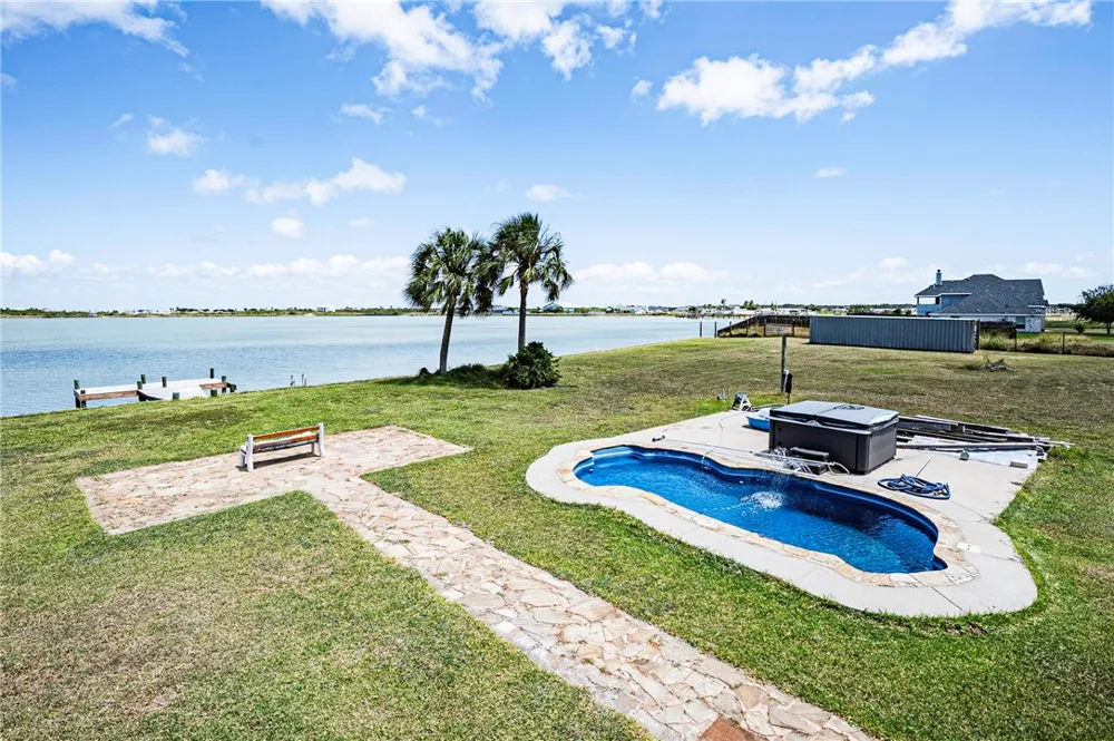 401 Old Salt Lake Rockport, TX 78382