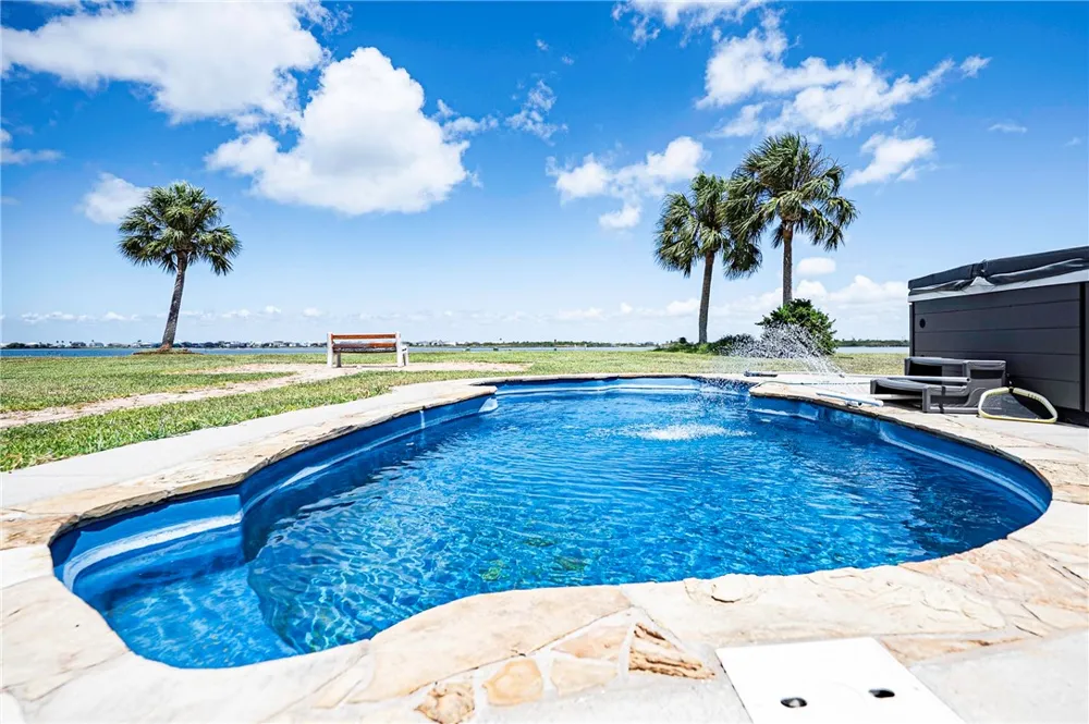 401 Old Salt Lake Rockport, TX 78382