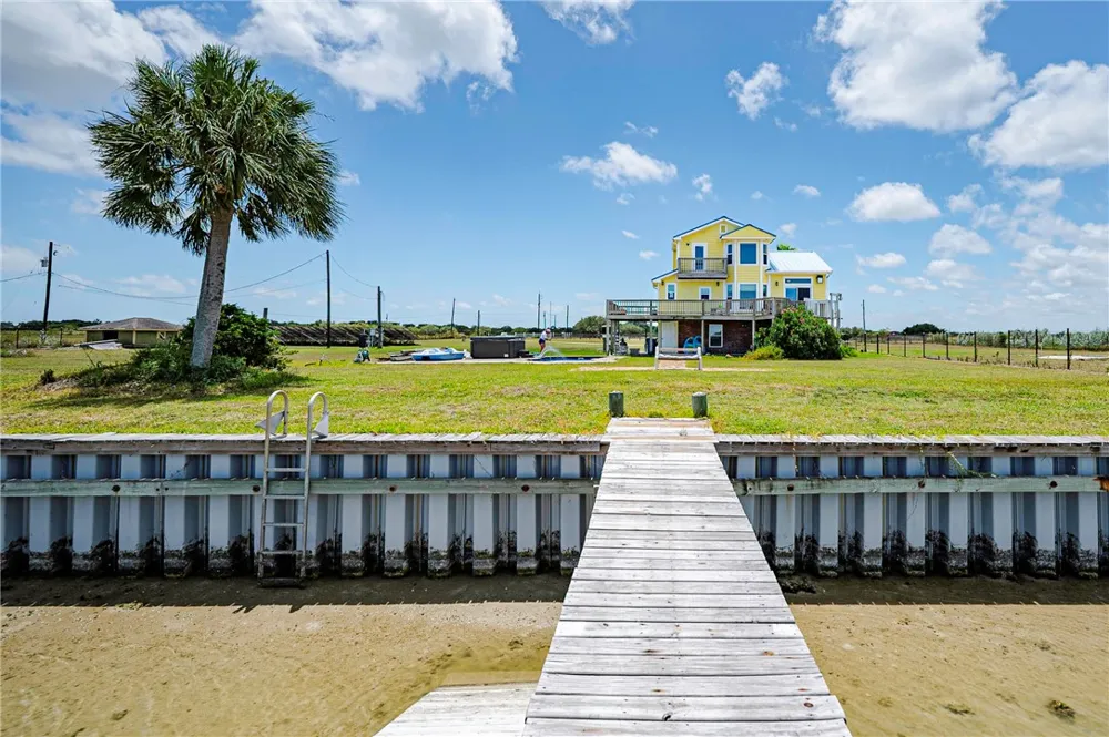 401 Old Salt Lake Rockport, TX 78382