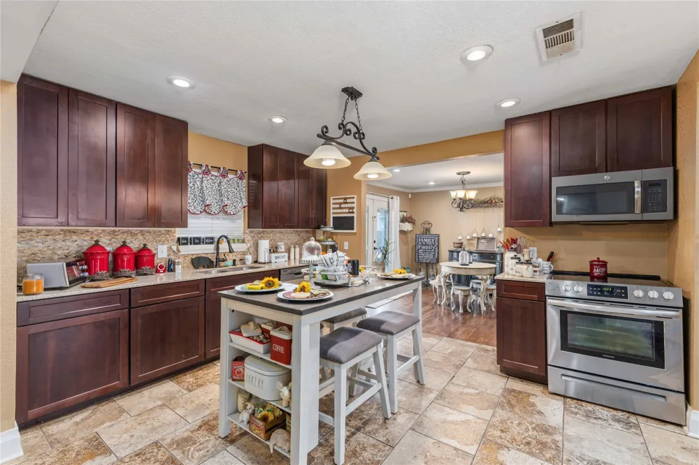 901 W Wrights Avenue Comanche, TX 76442