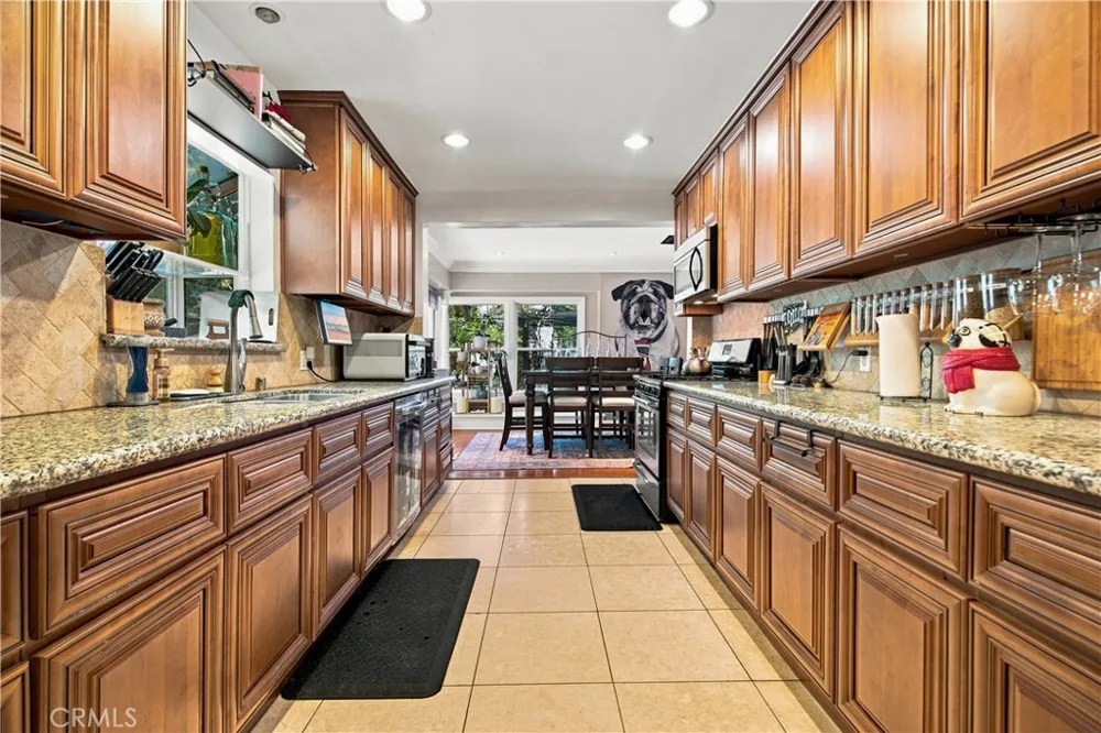 6546 Shoup Avenue West Hills, CA 91307