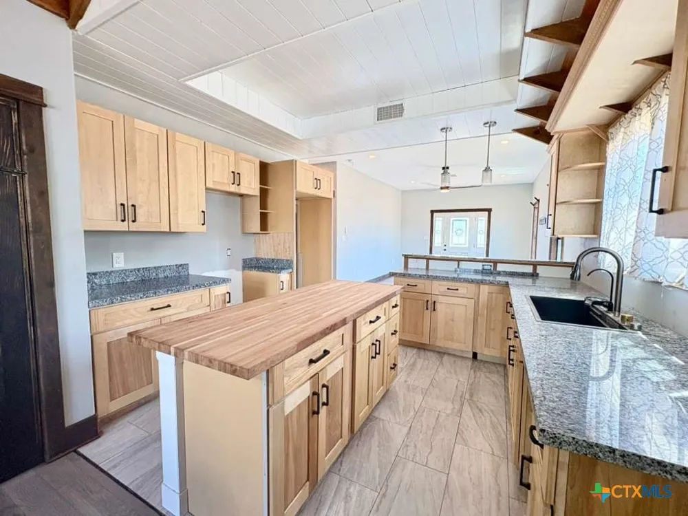 134 E North Street Goliad, TX 77963
