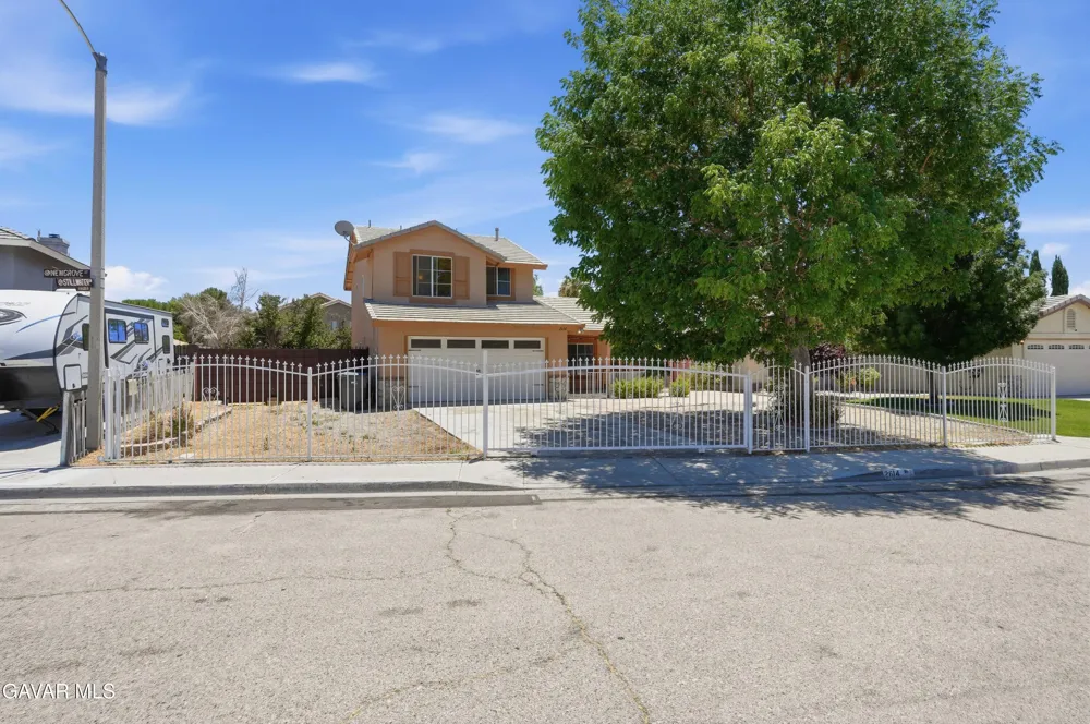 2614 W Newgrove Street Lancaster, CA 93536