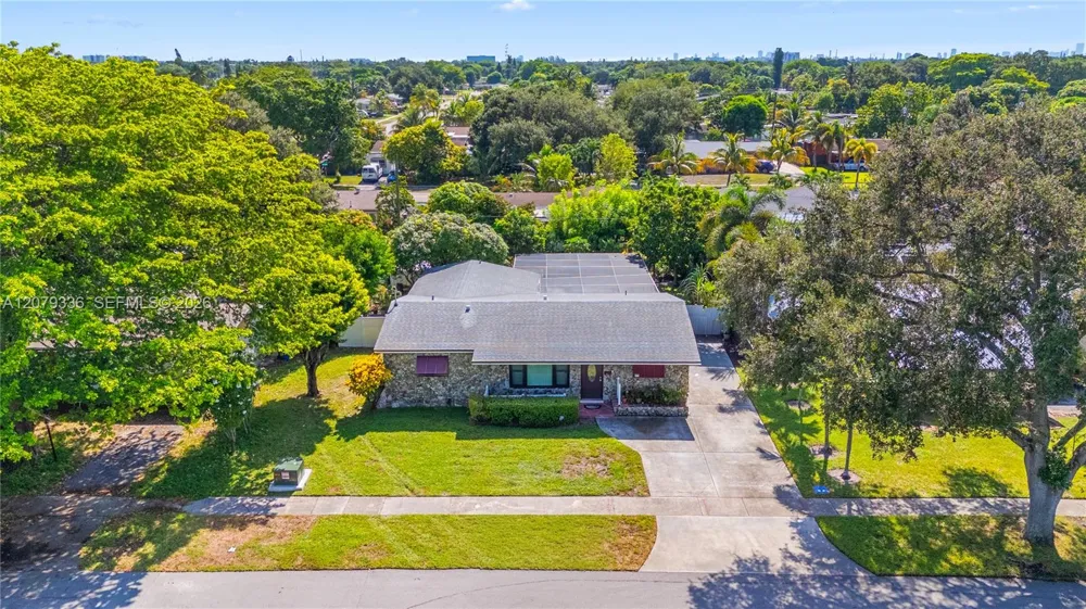 311 SW 70th Ter Pembroke Pines, FL 33023
