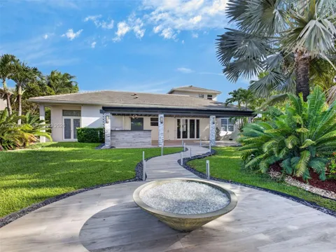 1371 Victoria Isle Dr