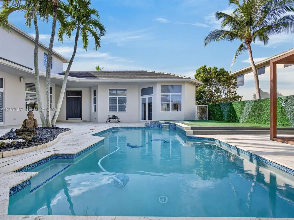 1371 Victoria Isle Dr Weston, FL 33327