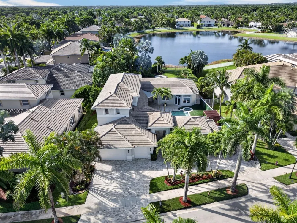 1371 Victoria Isle Dr Weston, FL 33327