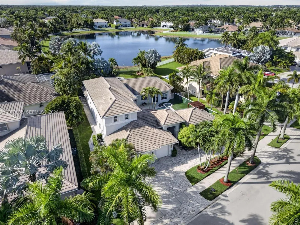 1371 Victoria Isle Dr Weston, FL 33327