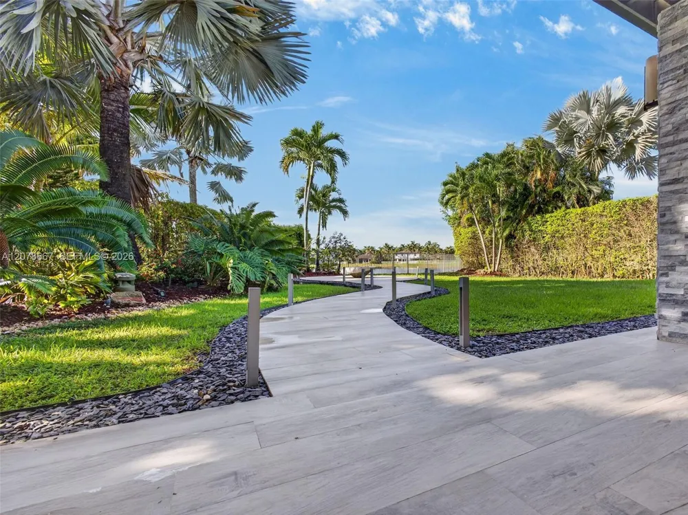 1371 Victoria Isle Dr Weston, FL 33327
