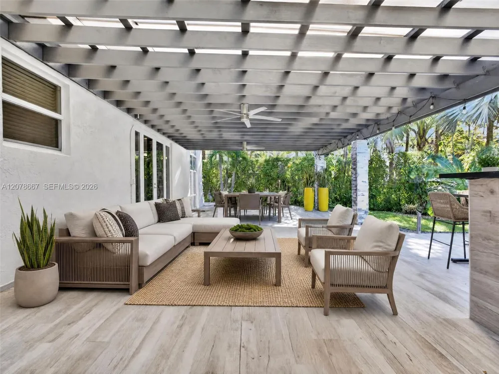 1371 Victoria Isle Dr Weston, FL 33327