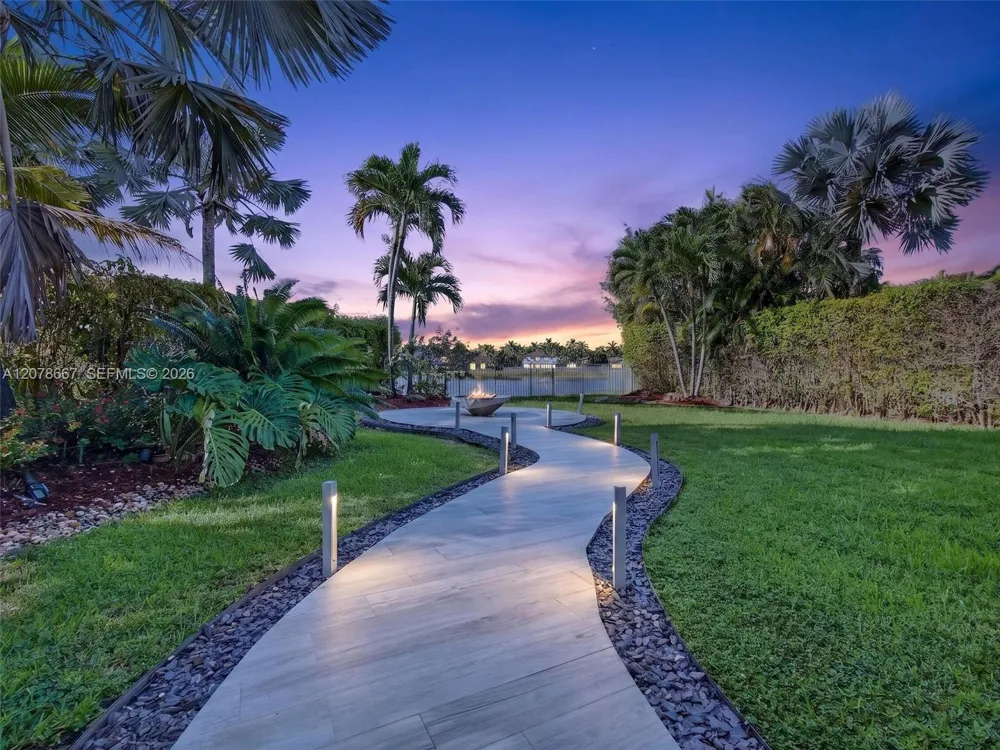 1371 Victoria Isle Dr Weston, FL 33327