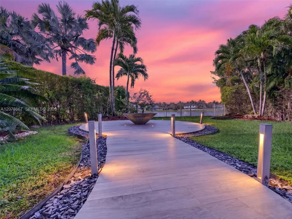 1371 Victoria Isle Dr Weston, FL 33327