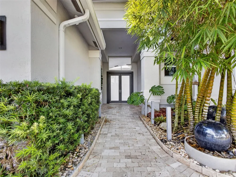 1371 Victoria Isle Dr Weston, FL 33327