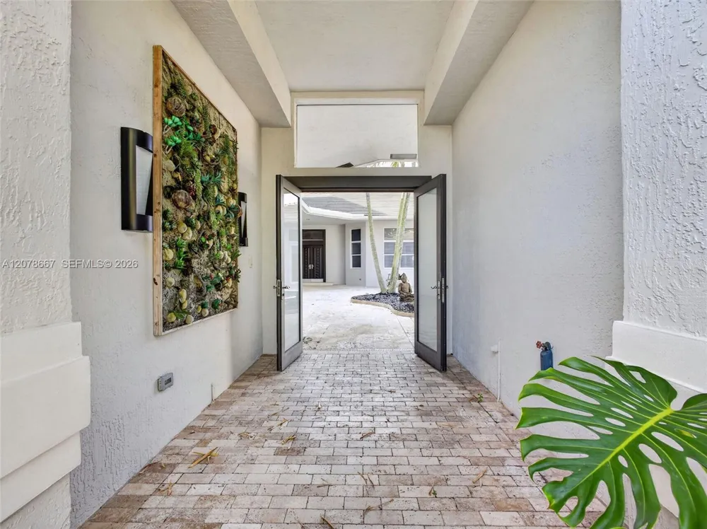 1371 Victoria Isle Dr Weston, FL 33327