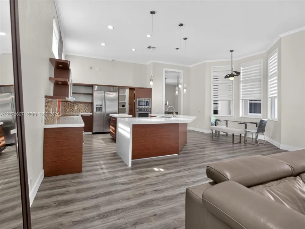 1371 Victoria Isle Dr Weston, FL 33327