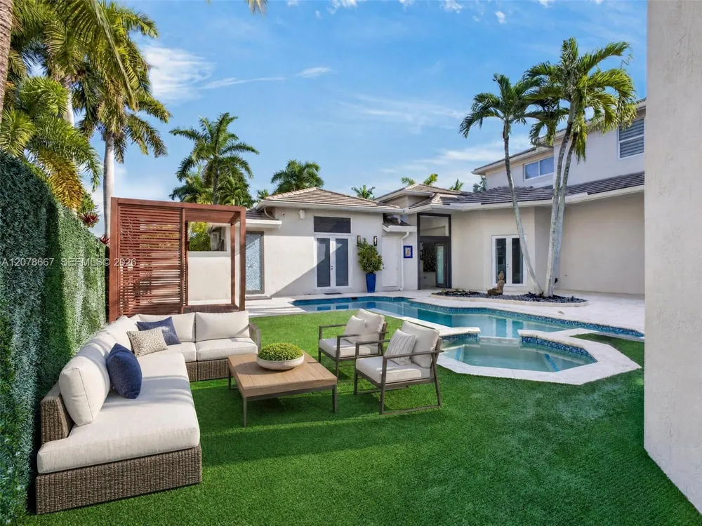 1371 Victoria Isle Dr Weston, FL 33327