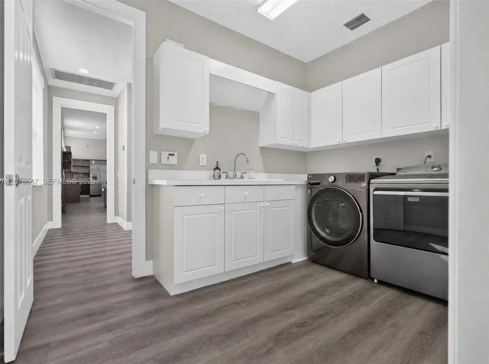 1371 Victoria Isle Dr Weston, FL 33327
