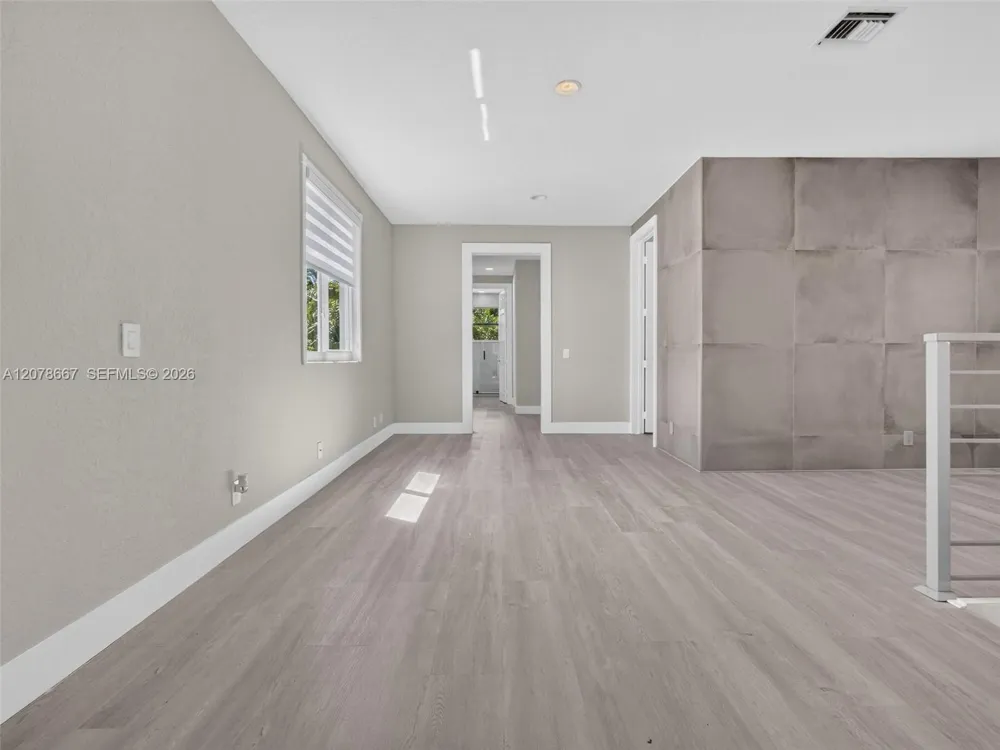 1371 Victoria Isle Dr Weston, FL 33327