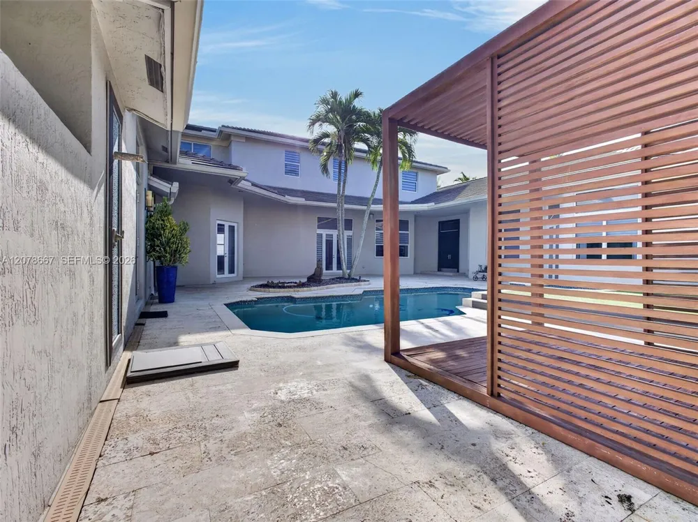 1371 Victoria Isle Dr Weston, FL 33327