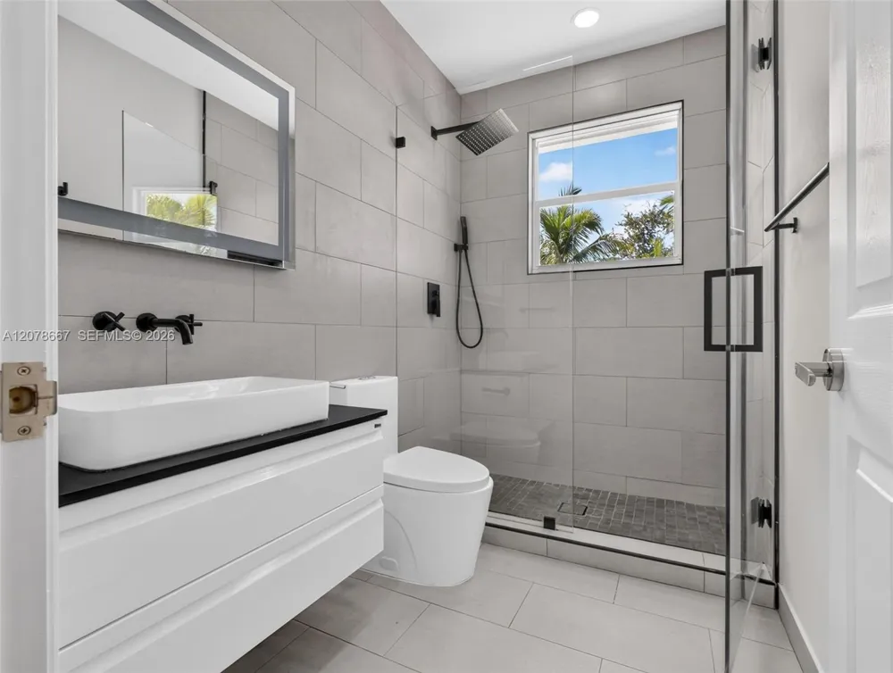 1371 Victoria Isle Dr Weston, FL 33327