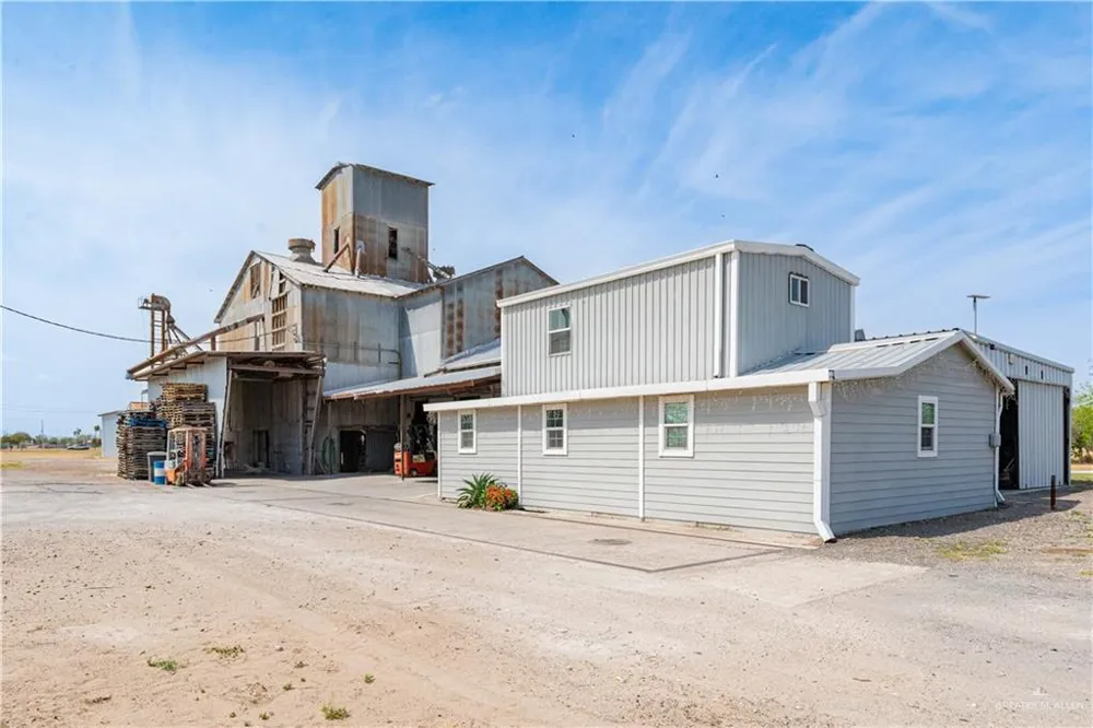1 E 4th Avenue W Elsa, TX 78543
