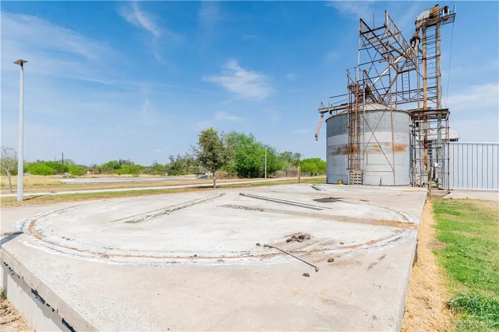 1 E 4th Avenue W Elsa, TX 78543