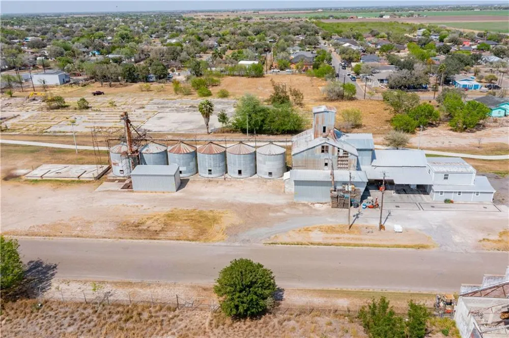 1 E 4th Avenue W Elsa, TX 78543