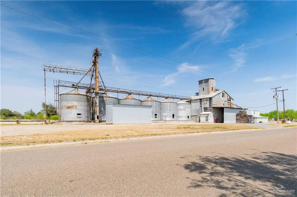 1 E 4th Avenue W Elsa, TX 78543
