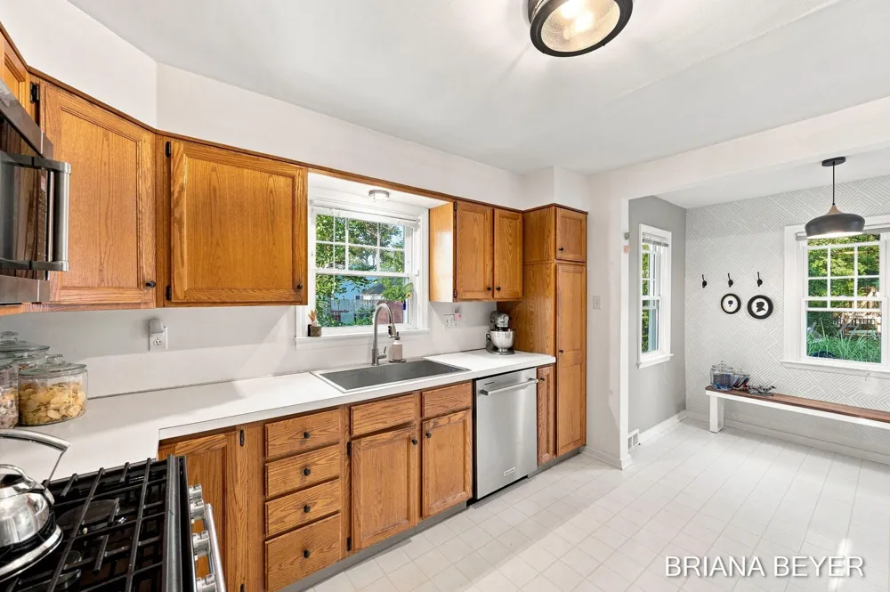 669 Columbia Avenue Holland City, MI 49423