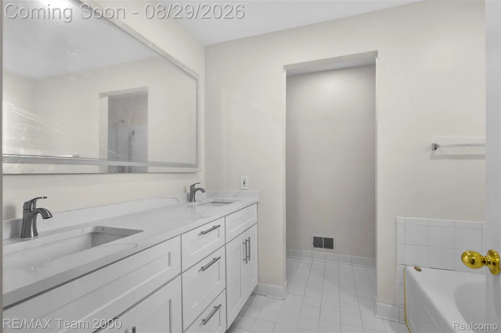30003 Huron Meadows Drive Rockwood City, MI 48173